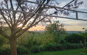 Vue de la terrasse du gîte, très agréable le soir!